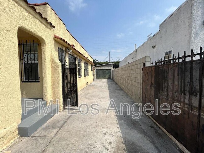 Building Photo - 443 W 99th St