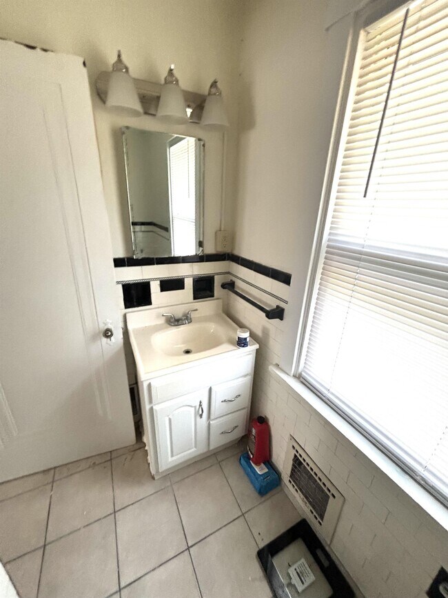 Building Photo - 1115 Woodbourne Ave