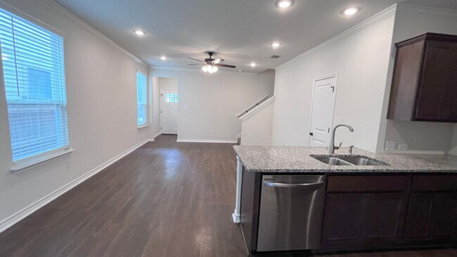 Foto del edificio - Gorgeous 3-Bed Townhome with Private Yard ...