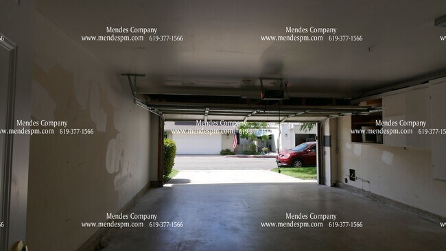Building Photo - Beautiful 4 bed / 2 bath Townhome in the P...