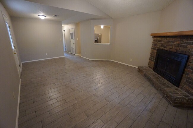 Foto del edificio - 3 Bed 2 Bath 1 Car Garage with Yard Care Included, Refrigerator Provided.