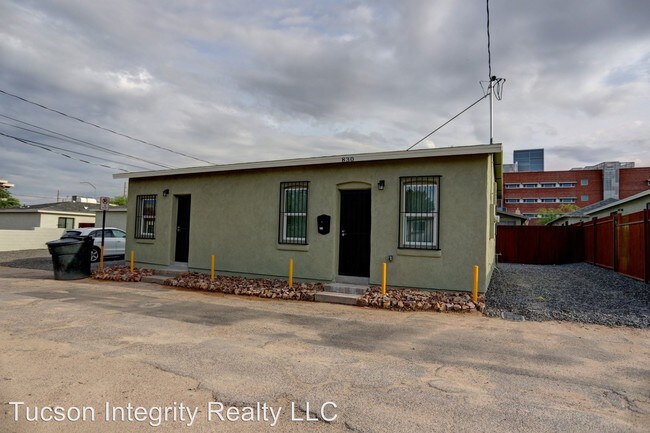 Building Photo - 830 E 6th St