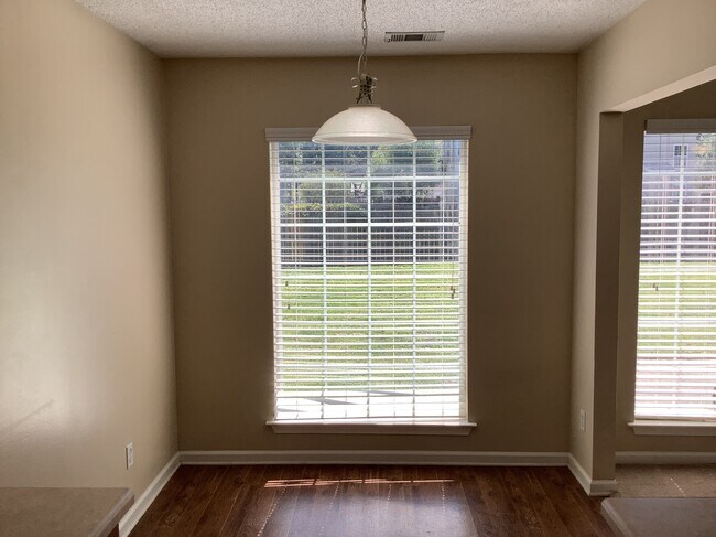 Foto del edificio - 432 Laurel Hill Cir