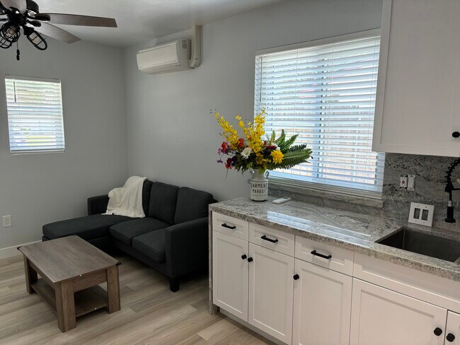 Foto del edificio - 6312 Sundale Ave