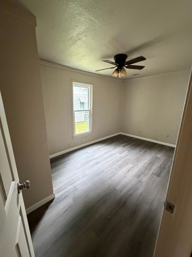 Building Photo - 3 Bedroom 1 Bath Home For Rent