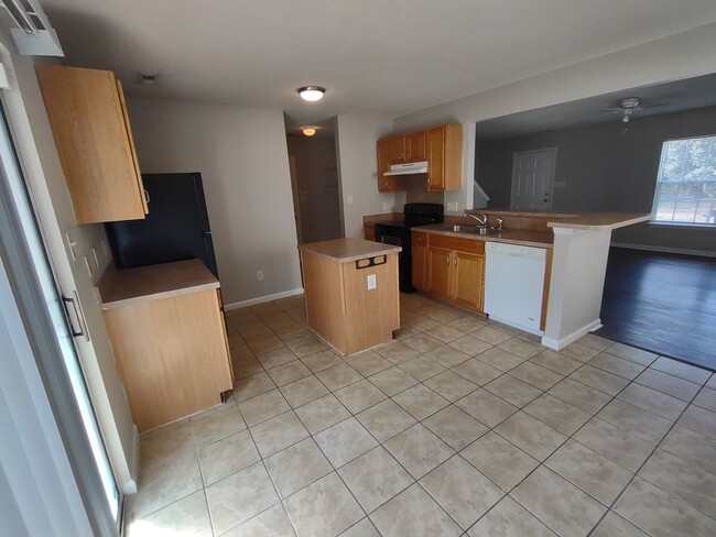 Building Photo - Cute and Spacious 3 Bedroom, 2.5 Bath home...