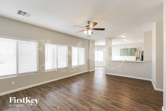 Foto del edificio - 334 E Taylor Trail