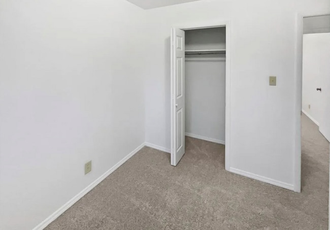 Building Photo - 2127 Saranac Dr