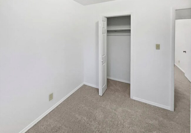 Foto del edificio - 2127 Saranac Dr