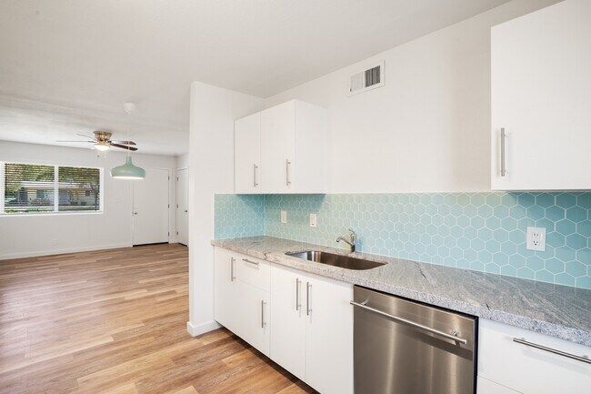Building Photo - Beautiful 2 bedroom with private backyard
