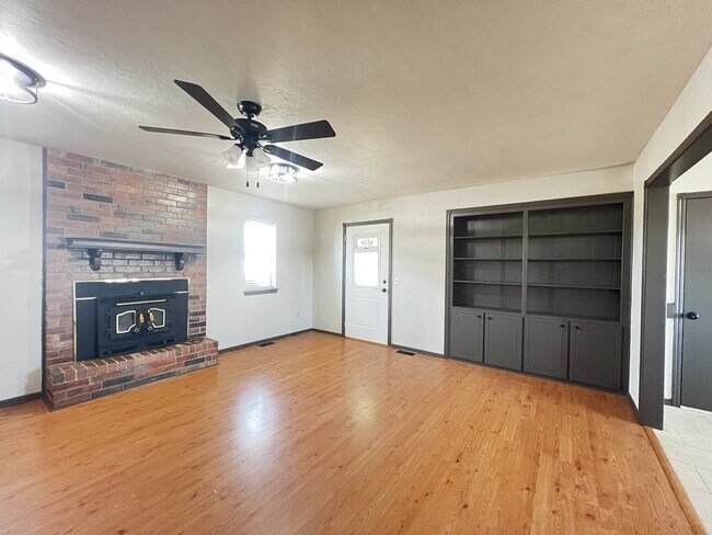 Foto del edificio - 819 N2964 Rd