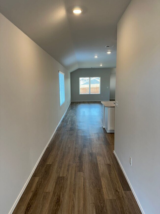 Building Photo - *Pre-leasing* NEWER Three Bedroom | Two Ba...