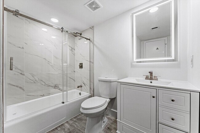 Building Photo - 200 Jacaranda Dr