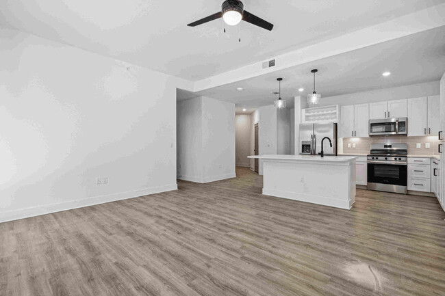 Sala de estar, cocina y comedor - Linz Bayview