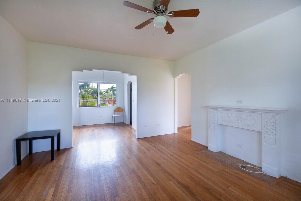Primary Photo - 2140 Biarritz Dr