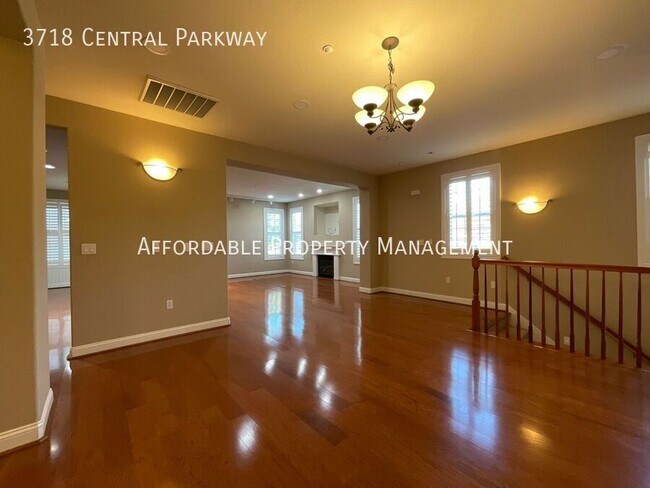 Foto del edificio - 3718 Central Pkwy