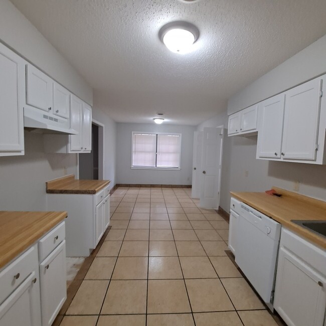 Building Photo - 7129 Chevy Chase Dr