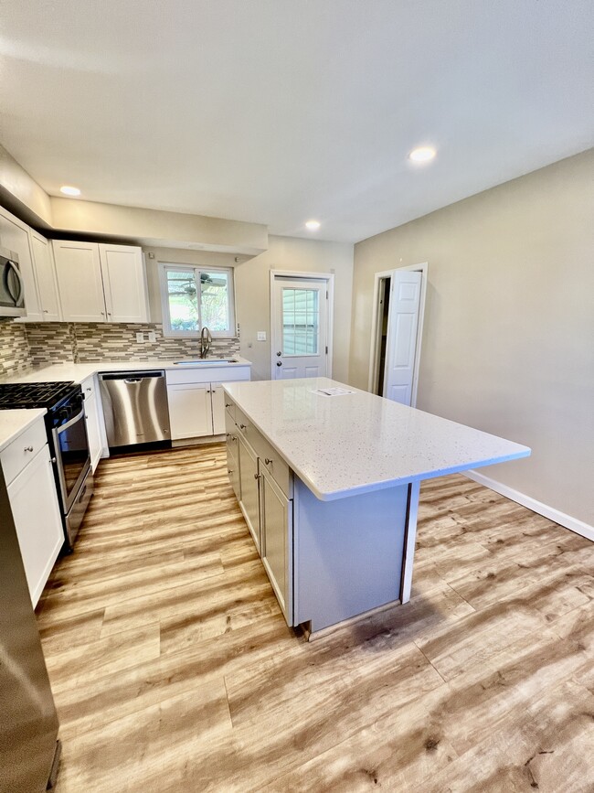 Building Photo - 544 Melrose St