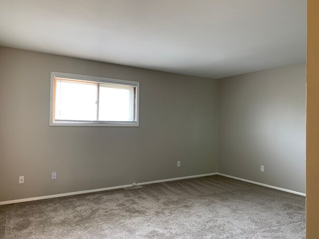 Building Photo - Spacious 3 bd 1.5 bth Raised Ranch Duplex