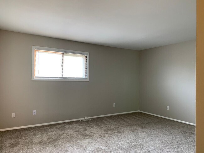 Foto del edificio - Spacious 3 bd 1.5 bth Raised Ranch Duplex