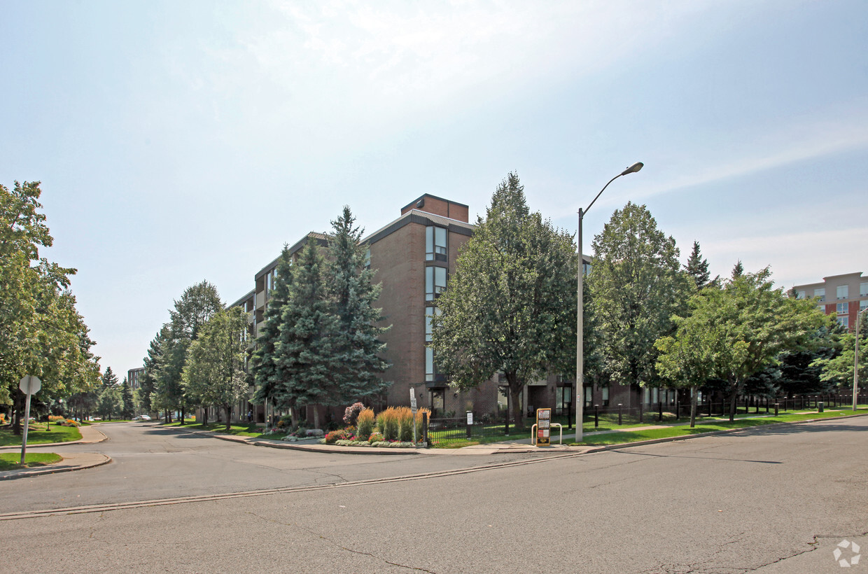 Building Photo - Village at the Pines
