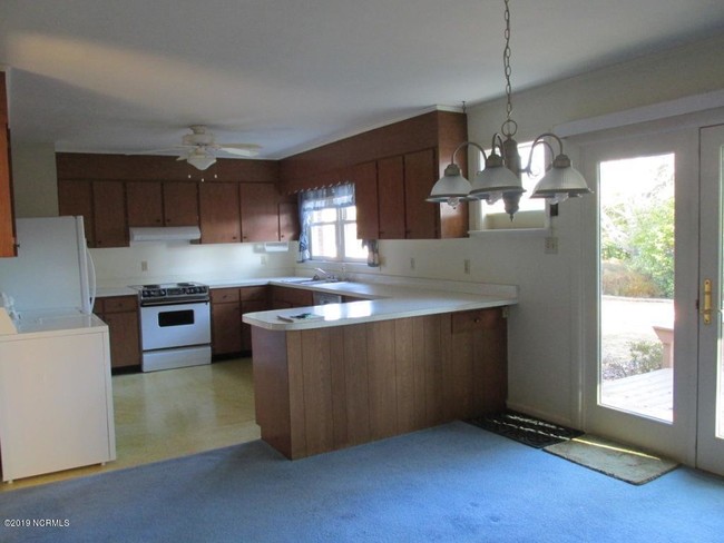 Building Photo - 305 Holly Ln