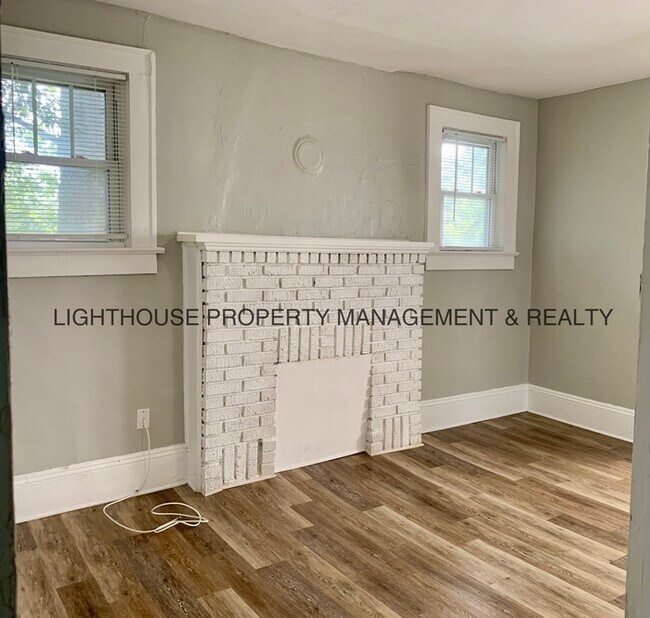 Building Photo - Spacious Upstairs Duplex With Private Entry