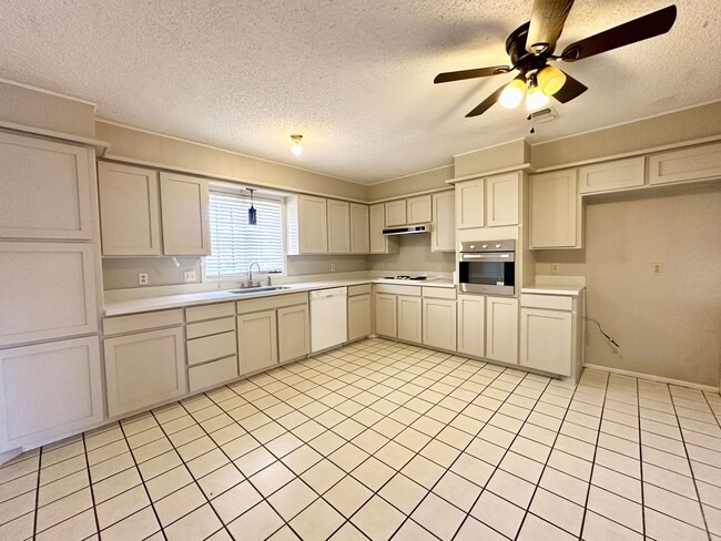 Building Photo - Cute Traditional 3-Bedroom with 2-Car Garage Available!
