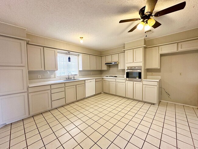 Foto del edificio - Cute Traditional 3-Bedroom with 2-Car Garage Available!
