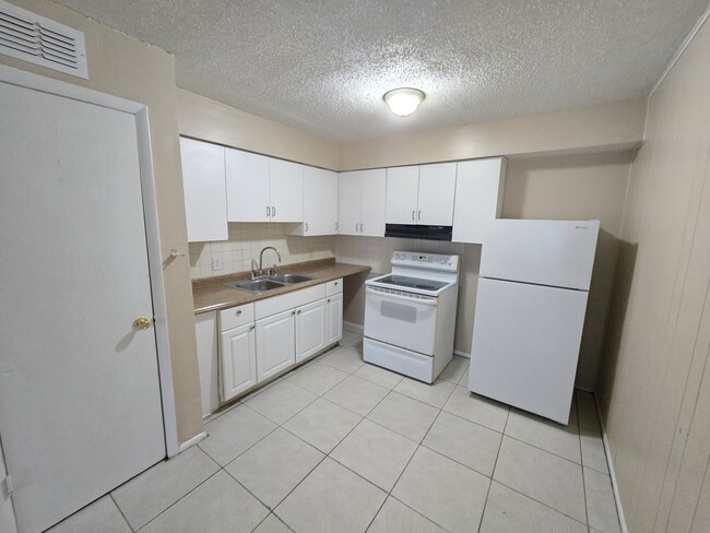 Building Photo - 9415 Goldenrod Rd