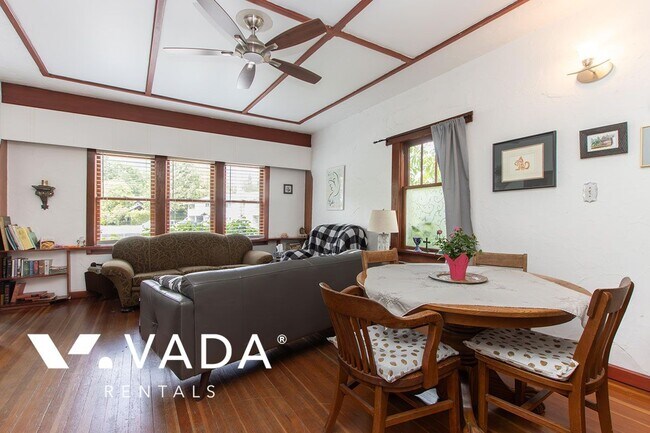Photo du bâtiment - Downtown 3 Bedroom 2 Level House Rental 37...