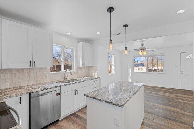 Foto del edificio - Remodelled Home In Large Backyard