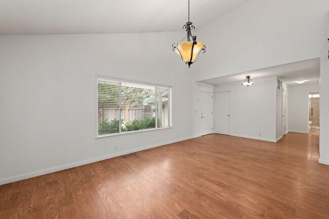 Building Photo - Spacious Single-Family Home in Great Location!