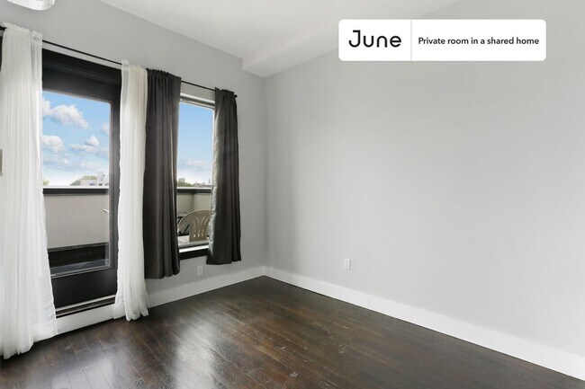 Building Photo - Private bedroom in 4 bed/2 bath Home