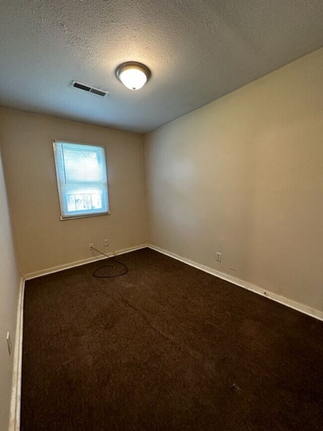 Foto del edificio - 4 bedroom 1 bath - available now! (1/2 off...