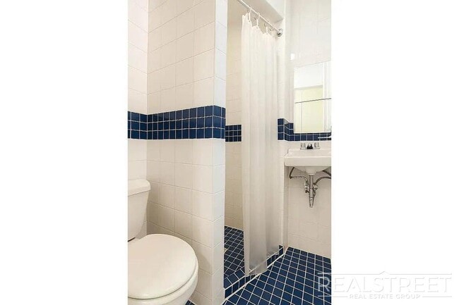 Foto del edificio - 1 Bed | 1 Bath | $3,399 | Railroad Layout | Pet Friendly | L Train + Near M