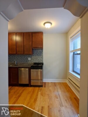 Building Photo - 429 W Roscoe St