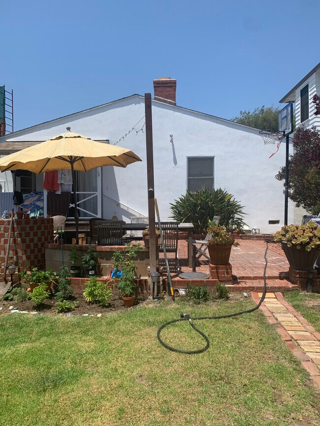 Outdoor patio area - 700 Avenue B
