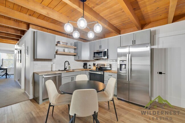 Building Photo - Gorgeous Remodeled Treehouse 2 Bed with Mo...