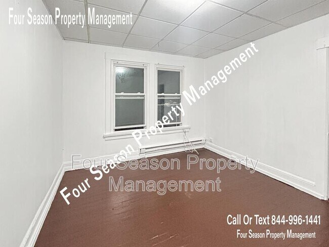 Building Photo - 402 Mitchell Avenue - D