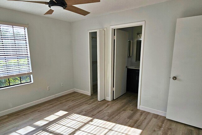 Foto del edificio - 7667 N Wickham Rd