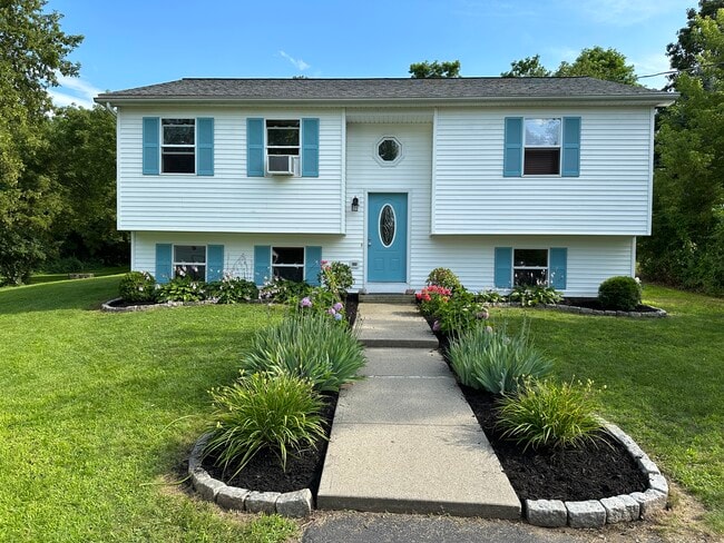Building Photo - 8 Meadow Ln