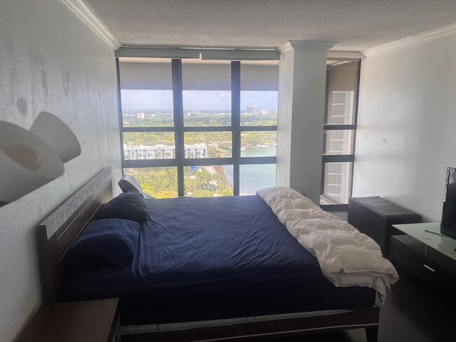 Foto del edificio - 600 NE 36th St