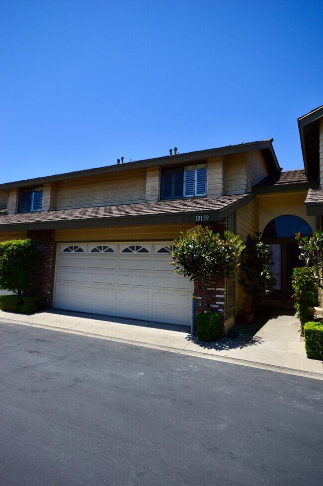 Foto del edificio - Spacious 2-Story 2 Bedroom Fountain Valley...