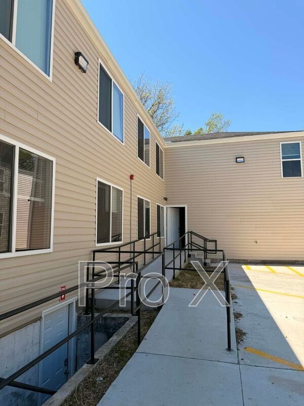 Building Photo - 121 S Byers Ave