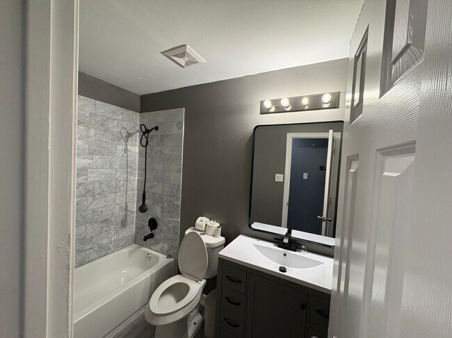 Building Photo - 2403 Orchard Run Way
