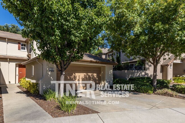 Foto del edificio - Chic 2 Bedroom Home with Den and Turfed Patio