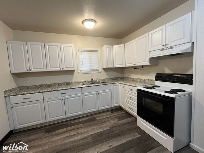 Building Photo - Updated Bungalow with 4 Bedrooms and 2 Full Bathrooms