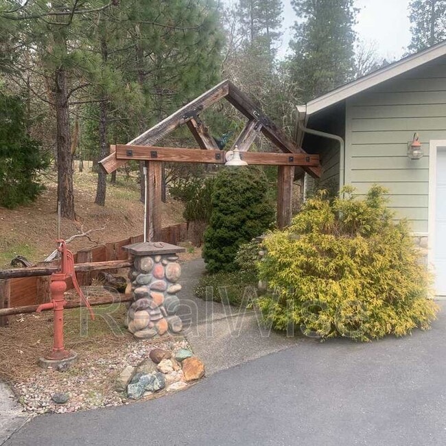 Building Photo - 373 Donet Ln