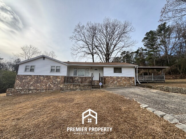 Foto del edificio - Family-Friendly 3BR Trussville Home with Hardwood Floors & Spacious Backyard